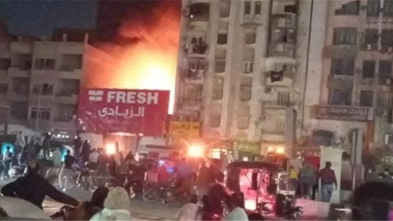 الخسائر بالملايين.. حريق هائل في معرض أدوات منزلية بالمحلة