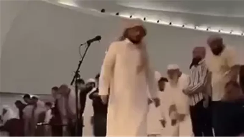 امام مسجد يترك الصلاة فجأة.. ورواد السوشيال يفتحون النار عليه 