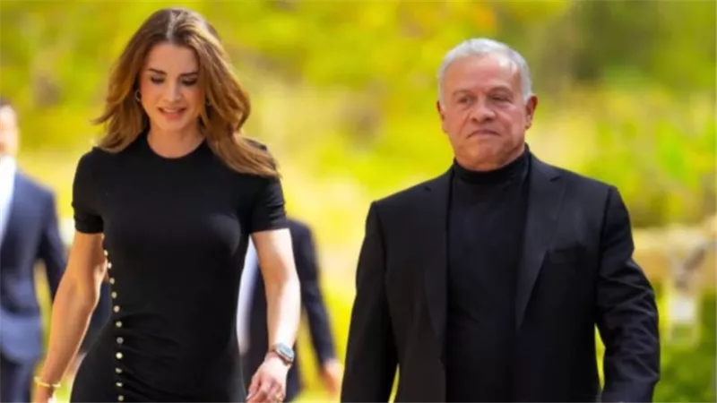الملكة رانيا تحبس الأنفاس بإطلالة سوداء مكشوفة (صور)