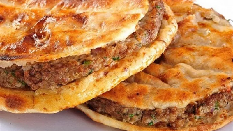 لسفرة رمضان 2025.. طريقة تحضير الحواوشي بالسجق بخطوات بسيطة 
