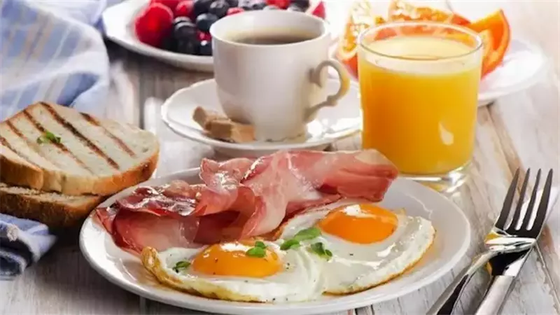 5 أطعمة لا تتناوليها على معدة فارغة.. أبرزها القهوة 