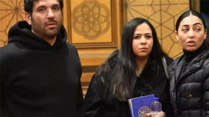 ايمي سمير غانم تثير الجدل بحركات إخفاء حملها في عزاء شقيق السبكي 