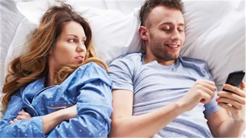 أنا عروس جديدة وزوجي يخونني من الأسبوع الأول.. ماذا أفعل؟
