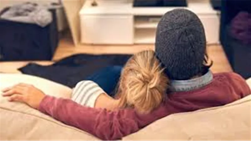 ابني يعيش المساكنة مع فتاة أجنبية.. ماذا أفعل؟