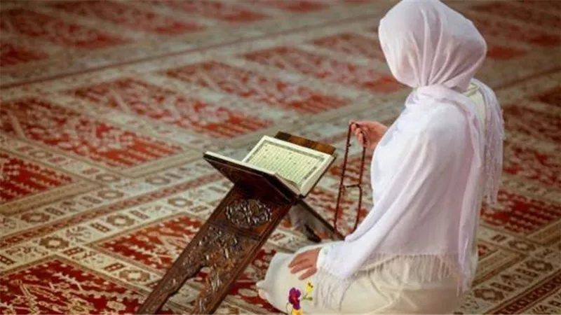 ما الأفضل الصلاة في المنزل أم المسجد للنساء؟.. الأزهر يجيب 