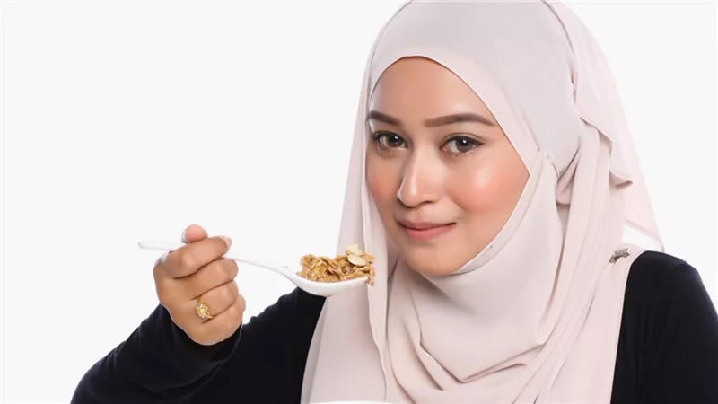  هل تذوق المرأة الطعام أثناء الصيام يفسده؟  «الإفتاء تُجيب»