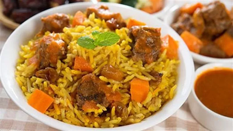 لسفرة رمضان 2025.. طريقة تحضير كبسة اللحم بالأرز البسمتي
