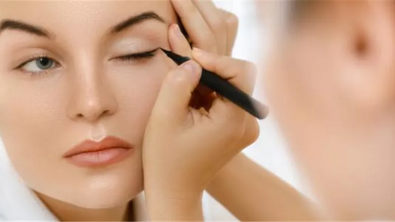 هل وضع مساحيق التجميل كالكحل وأحمر الشفاه فى نهار رمضان يفطر ؟ «الإفتاء تُجيب»