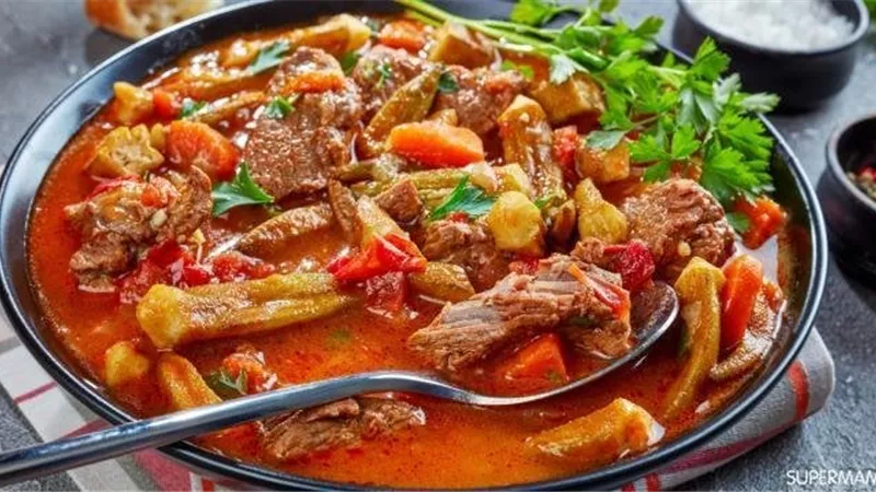 طريقة عمل صينية البامية باللحم ودبس الرمان علي سفرة رمضان 2025 