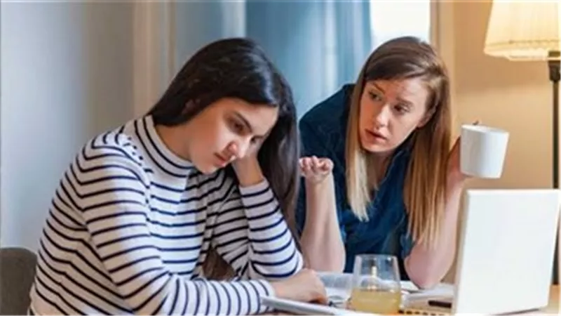 فتاة تسأل: كيف أقنع أهلي بالسفر للدراسة في الخارج؟