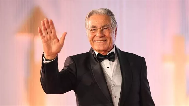 مشهد يثير الغضب أمام قبر مصطفى فهمى.. وريهام حجاج تعلق