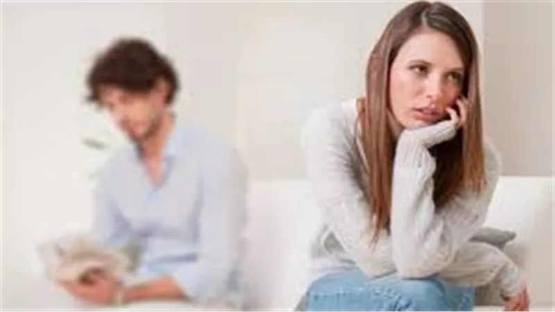 زوجي يظلمني لإرضاء أهله.. ماذا افعل؟