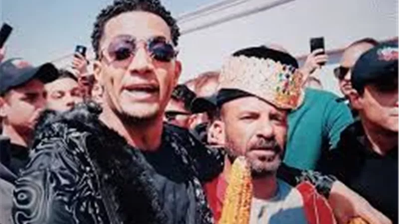 محمد رمضان يهدي بائعًا 100 ألف جنيه ويعده بحضور فرح ابنة أخيه