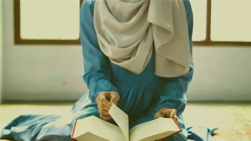 هل ثواب قراءة القرآن من الهاتف أقل من المصحف الورقي؟.. «الإفتاء تُجيب»