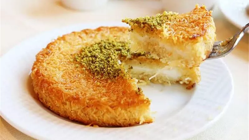حلويات رمضان 2025 .. طريقة عمل الكنافة بالقشطة بخطوات سهلة
