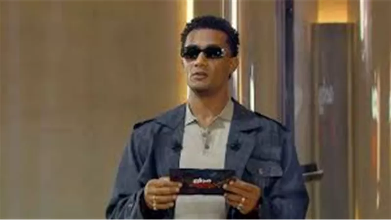 محمد رمضان يهدي 100 ألف جنيه لـ3 شباب معهم «جنيه ورق»