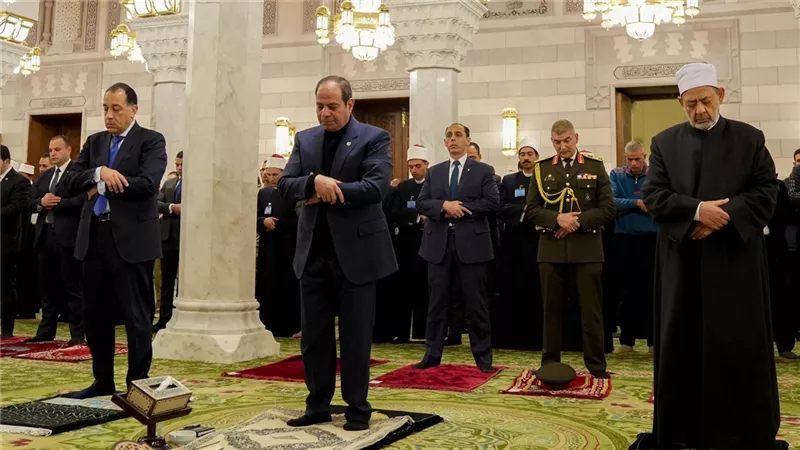 بالصور.. الرئيس السيسي يزور مسجد السيدة نفيسة