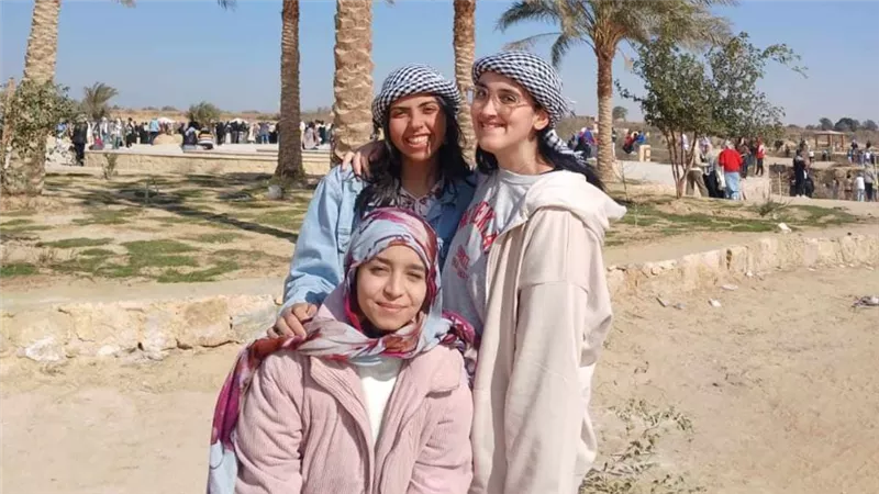 3 فتيات يبدعن في مشروع تخرج يحدث نقلة في رياضة كرة السلة