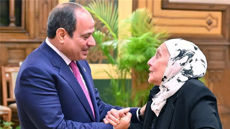 بالصور.. الرئيس السيسي يشارك في لقاء المرأة المصرية والأم المثالية