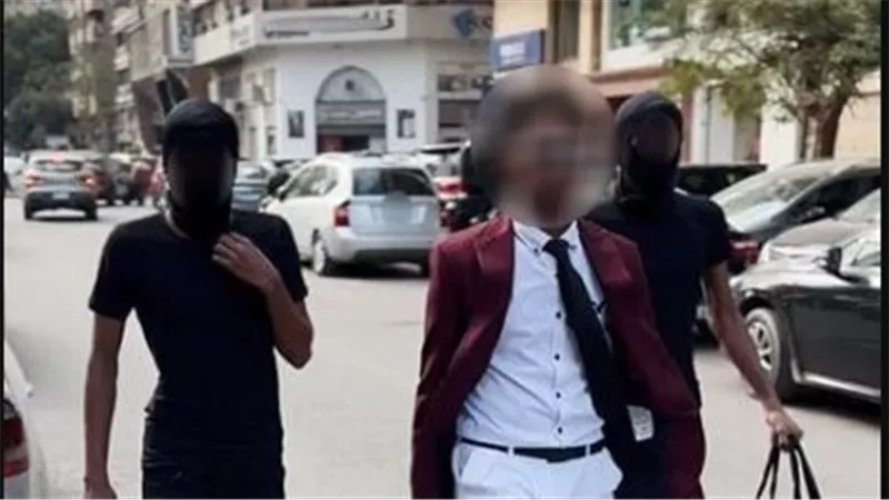 القبض على المتهمين بارتداء أقنعة للوجه والسير بأحد شوارع الجيزة