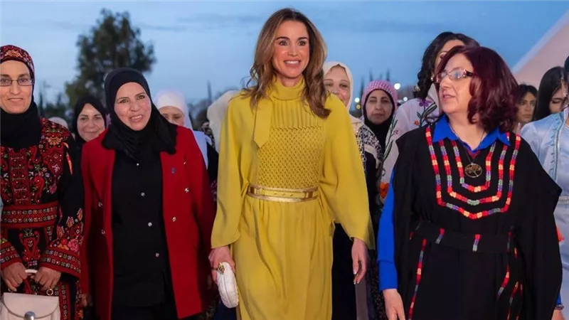 الملكة رانيا تتألق بقفطان أصفر خردلي خلال مأدبة إفطار 