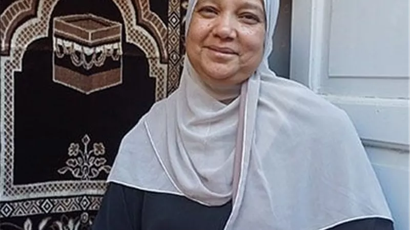 الأم المثالية 2025.. منى كافحت لتربية 5 أبناء وتتمنى الحج
