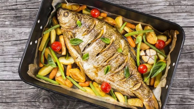 وجبة كاملة ومغذية.. طريقة عمل صينية السمك بالبطاطس 