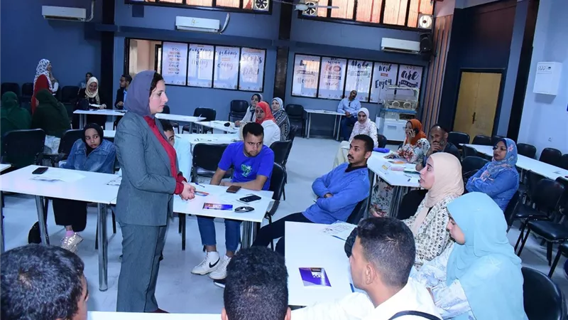 جامعة سوهاج تتعاون مع المجلس القومي لتنظيم ورشة تدريبية لتعلم لغة الإشارة