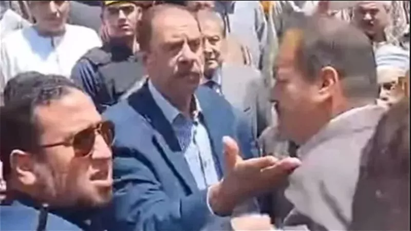بالفيديو.. مشاجرة بين نائب محافظ سوهاج وسكرتير عام المحافظة أمام مسجد بالكوامل
