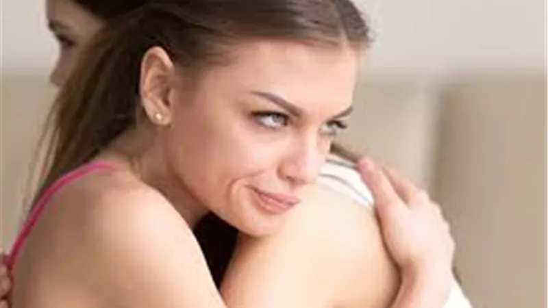 أخت زوجي غيورة وأفسدت حياتي.. ماذا أفعل؟