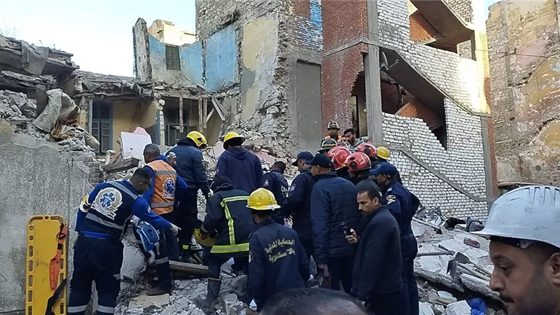 استخراج 3 أطفال على قيد الحياة من تحت عقار اللبان المنهار