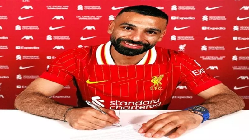 بعد تجديد عقده مع ليفربول محمد صلاح فى مرمى النيران بسبب ساعة