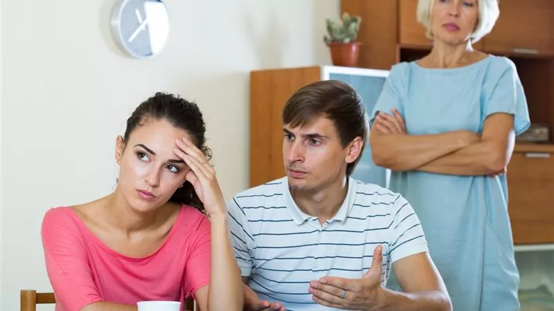 «حكايات حموات».. أزمات بين الزوجة وحماتها بعد الزواج