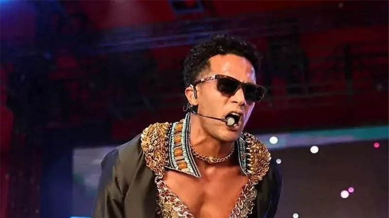 محمد رمضان يشعل الجدل على مسرح كوتشيلا بكاليفورنيا ببدلة رقص.. والجمهور ينتقده 