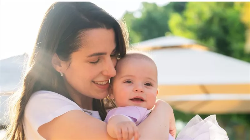 الأميرة رجوة تتألق مع ابنتها إيمان بإطلالة بسيطة أثناء زيارة رسمية للبحرين 