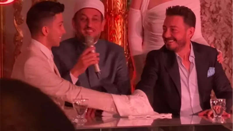 أحمد زاهر ينهار بالبكاء بعقد قران ابنته ليلى على هشام جمال