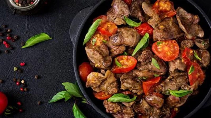صحي ولذيذ .. طريقة عمل طاجن الكبدة بالطماطم في مطبخك
