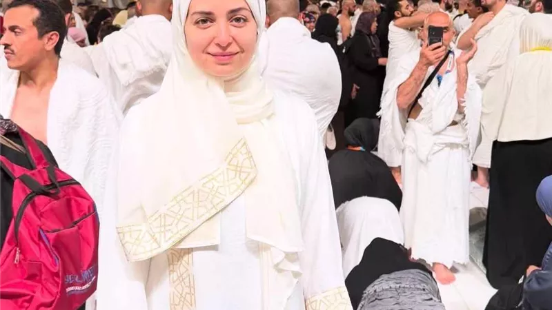 هبة مجدي من أمام الكعبة تؤدي مناسك العمرة في أحدث ظهور لها