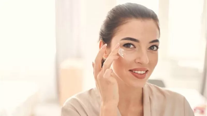  أفضل أنواع السيروم والكريمات للبشرة المحيطة بالعين