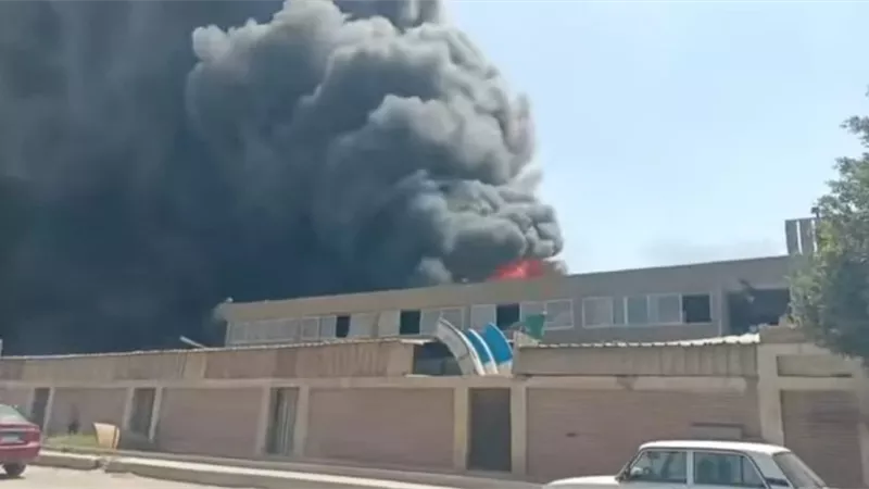 بالصور.. اندلاع حريق داخل مصنع لإنتاج ألعاب الأطفال بمدينة 6 أكتوبر