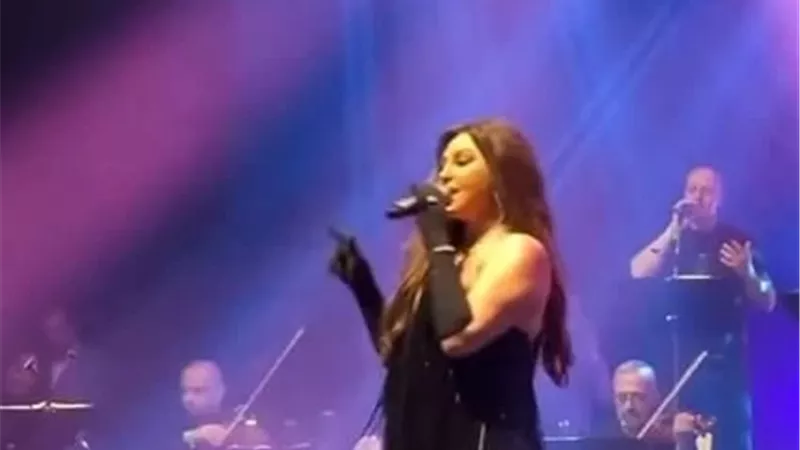 إليسا تتعرض لموقف محرج خلال حفلها في باريس.. وهكذا تصرفت