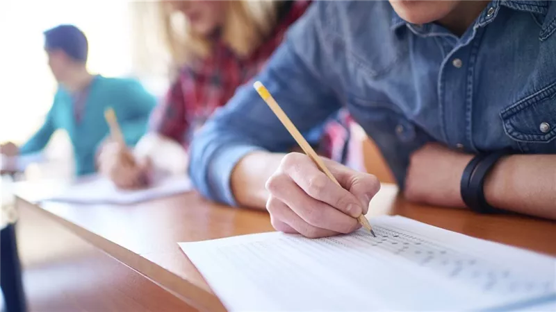 تداول أسئلة وإجابات امتحان الدراسات للشهادة الإعدادية بالقاهرة