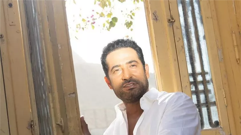 عمرو سعد يتألق بإطلالة أنيقة في أحدث جلسة تصوير له