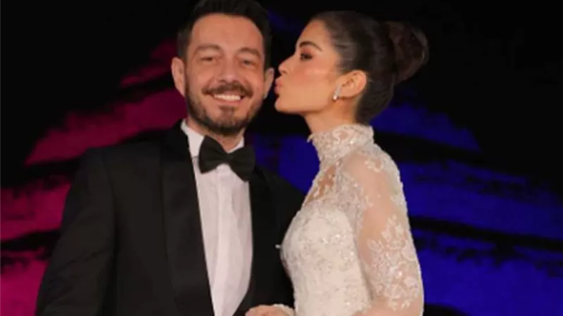 بصورة من حفل زفافها.. ليلى أحمد زاهر تهنئ والدها بعيد ميلاده 