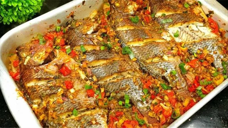 لعشاق المأكولات البحرية.. طريقة عمل صينية السمك البلطي في الفرن