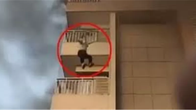 هندية تقفز من الطابق الخامس للنجاة من حريق مروع