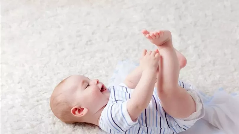 للأمهات الجدد.. وزارة الصحة تقدم مراحل تطور مهارات الطفل