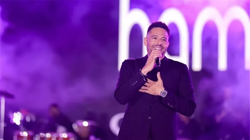 محمد حماقي يشعل حفل العلا بالسعودية بإطلالة شبابية أنيقة 