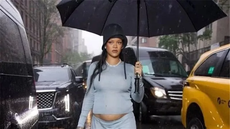 ريانا تؤكد حملها بطفلها الثالث خلال ظهورها في حفل Met Gala 2025