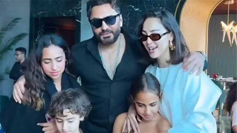 تامر حسني يحتفل مع طليقته بعيد ميلاد ابنته.. والجمهور في دهشة 